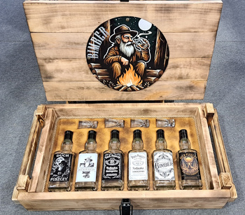Skrzynka drewniana Leśny Bimbrownik na 6x butelek 0,5L Duch Puszczy HandMade 4x kieliszki z grawerem Zestaw prezentowy na alkohol dla konesera idealny na prezent DuchPuszczy