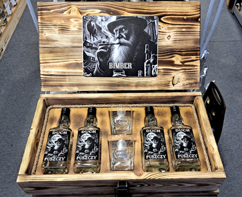 Skrzynka drewniana Duch Puszczy Moonshine Dziadek Bimbrownik HandMade 4x Butelki 2x szklanki z grawerem Zestaw prezentowy na alkohol dla konesera DuchPuszczy