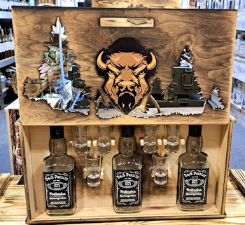 Ekskluzywna drewniana gablota Skrzyneczka na Alkohol Idealna na Prezent otwierana gablotka w zestawie 3x butelki 500ml oraz 6x kieliszków z grawerem Żubr Bison Duch Puszczy