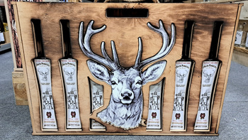 Skrzynka z butelkami Jeleń Duch Puszczy Ekskluzywny Zestaw skrzynka na alkohol bimber Jeleń 6x butelki kieliszki z grawerem
