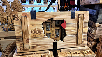 Skrzynka drewniana Moonshine Polska mapa Polski DuchyPuszczy HandMade 4x Butelki 4x kieliszki z grawerem Zestaw prezentowy na alkohol dla konesera Duch Puszczy