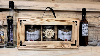 Skrzynka drewniana BimberTimes HandMade 2x Karafki Butelki 2x szklanki z grawerem Zestaw prezentowy na alkohol dla konesera DuchPuszczy