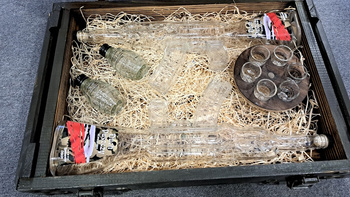 Skrzynia AK47 Kałasznikow 2x Karabiny butelki w zestawie Skrzynka drewniana wojskowa na Alkohol 6x kieliszków z grawerem ruchomy bębenek 2x granaty 100ml Zestaw dla konesera Duch Puszczy Kałach