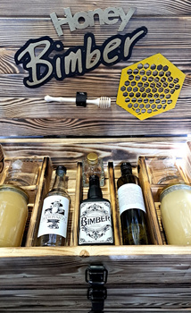 Skrzynia drewniana Honey Bimber Zestaw butelki szklane 2x szklanki 2x Miód Wielokwiatowy DiY Zioła Szwedzkie oraz Zestaw DIY Nalewka Bursztynowa HandMade Idealny zestaw prezentowy