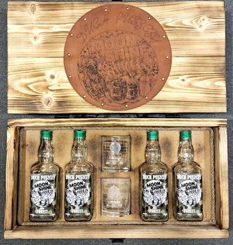 Skrzynka drewniana Moonshine from forest DuchyPuszczy HandMade 4x Butelki 2x szklanki z grawerem Zestaw prezentowy na alkohol dla konesera Duch Puszczy