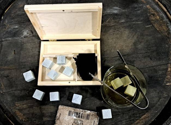 Ekskluzywny zestaw kamieni do whisky w pudełku 12x kamienie marmurowe lodowe do whisky szczypce drewniane pudełeczko woreczek