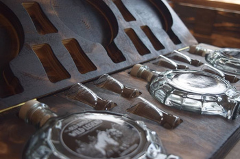 Ekskluzywna Skrzynka na Alkohol OldBimber w zestawie butelki kieliszki grawer Duch Puszczy