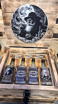 Skrzynka drewniana Moonshiner Leśny Bimbrownik Duch Puszczy HandMade 4x Butelki 3x kieliszki z grawerem Zestaw prezentowy na alkohol dla konesera DuchPuszczy