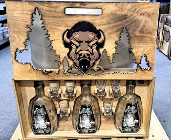 Ekskluzywna Skrzyneczka na Alkohol Idealna na Prezent otwierana gablotka w zestawie 3x butelki oraz 6x kieliszków z grawerem Żubr Duch Puszczy