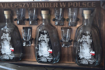 Ekskluzywna Skrzynka na Alkohol Gablotka w zestawie butelki i kieliszki grawer Duch Puszczy