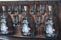 Ekskluzywna Skrzynka na Alkohol Gablotka w zestawie butelki i kieliszki grawer Duch Puszczy