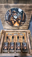 Skrzynka drewniana Leśny Bimbrownik Duch Puszczy HandMade 4x Butelki 3x kieliszki z grawerem Zestaw prezentowy na alkohol dla konesera DuchPuszczy