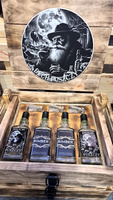 Skrzynka drewniana Moonshiner Leśny Bimbrownik Duch Puszczy HandMade 4x Butelki 3x kieliszki z grawerem Zestaw prezentowy na alkohol dla konesera DuchPuszczy